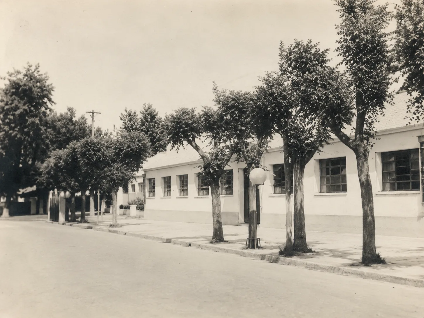 Primer establecimiento educativo vinculado a la historia institucional de Vaneduc, fotografía histórica de sus orígenes.